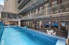 Melbourne CBD Apartment with Pool & Gym Near Shops